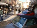 Auto in piazza tra la gente