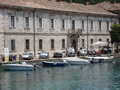 AUTO IN ESPOSIZIONE SUL CANALE DI MEZZO A PESCHIERA