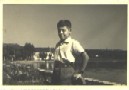 Gianfranco in riva al lago di fronte al Cantiere dove ora sorge l'Hotel Kriss ( sede di Benaco Auto Classiche )