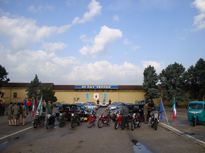 AUTO NEL PIAZZALE CASERMA