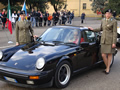 Porsche e soldatesse in posa